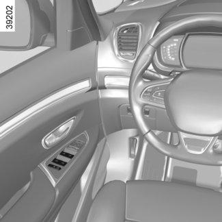 5 1 4 3 2 6 Bezpečnost cestujících na zadních sedadlech Řidič může zakázat funkci ovládání zadních oken a dveří stisknutím spínače 4. Na přístrojové desce se zobrazí potvrzující zpráva.