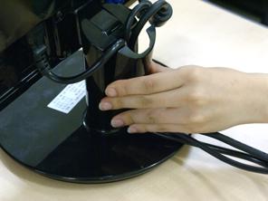 A Pfiipojte kabel DVI (Digital signal) POZNÁMKA B Pfiipojte kabel D-sub (poãítaã analog signal) (PC) Toto je schematické znázornûní zadního pohledu.