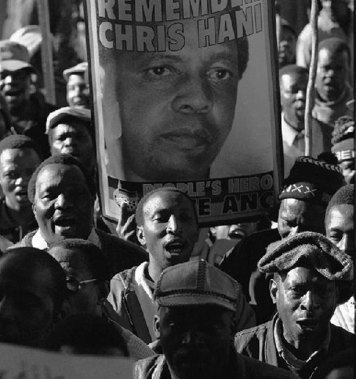 Pojavljuje se svedok Aprila meseca 1993. godine borba Južne Afrike protiv aparthejda se bližila slavodobitnom kraju i to bez krvoprolića od koga su svi strahovali i očekivali da će doći.