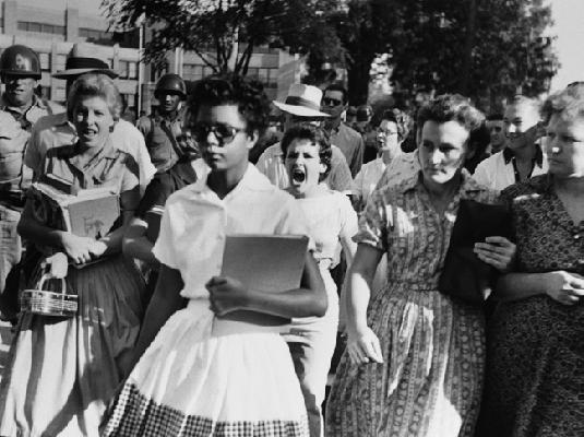 Sama na klupi Sve do 1954. godine segregacioni zakoni u nekim državama Sjedinjenih Američkih Država su zabranjivali đacima crncima da pohađaju iste škole kao i belci.