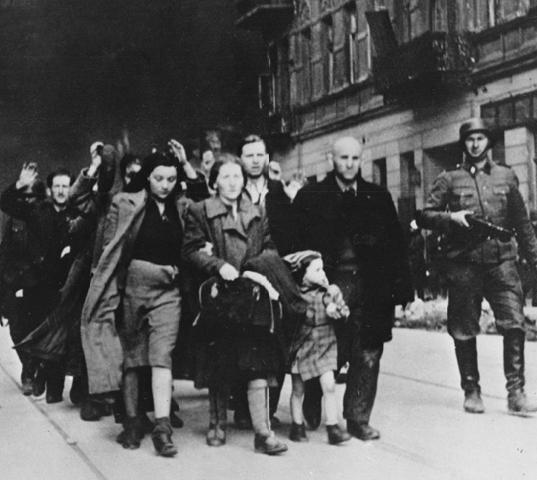 Korak po korak Kada je nacistička Nemačka osvojila Poljsku u Drugom svetskom ratu okupacione snage su nametnule svoju politiku porobljavanja i ubijanja Jevreja.
