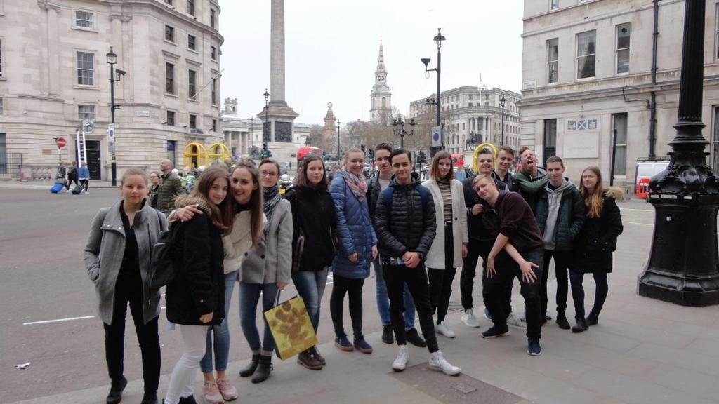 Nedělní program začal návštěvou proslulé Národní galerie na náměstí Trafalgar Square, odtud ţáci pokračovali přes Mall k