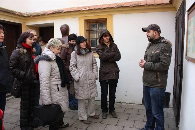 Veřejné instituce ve školné praxi Stálé a dočasné