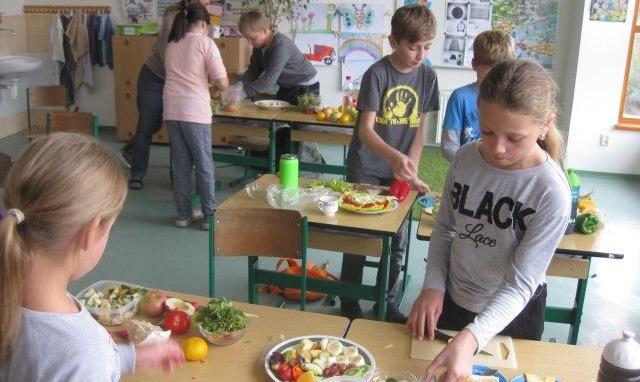 celkem 570 kg kaštanů. Každý měsíc také uklízíme okolí naší školy, službu má vždy jedna třída. Pořádali jsme akce na omezení dopravy v okolí školy oblékáme hada Edu, Den činu proužkovaný den.