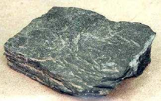 Přehled metamorfovaných hornin Fylit - epizonálně metamorfovaný pelit (jemnozrnný sediment) - nejčastěji šedý až tmavě
