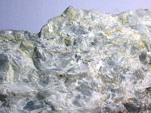 Přehled metamorfovaných hornin Mramor - krystalický vápenec nebo dolomit vznik regionální metamorfózou