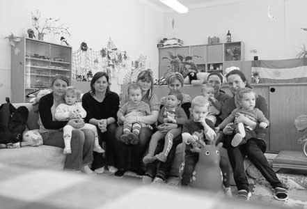 PouÏité po tovní známky nepatfií do ko e V âeské republice existuje mnoho dobroãinn ch nebo humanitárních organizací, které se snaïí nûjak m zpûsobem pomoci potfiebn m lidem tzv. tfietího svûta.