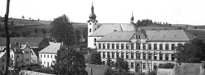 zejména Petrovick ch obyvatel. Byl synem hospodáfie Vinzenze Tischera (*16. záfií 1789 ve Velkém Chvojnû, ãp. 24), syna Franze Tischera a Anny Marie roz. Katzin, a Marie Anny roz. Watzke (*1.