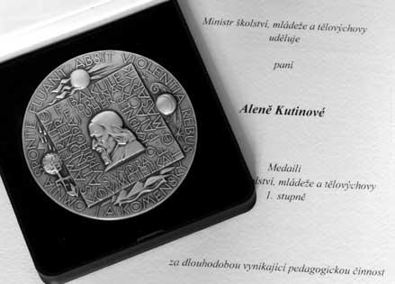 Ocenûní za celoïivotní práci Od chvíle, co Mgr. Josef Dobe - ministr kolství, mládeïe a tûlov chovy pfiedal Medaili Ministerstva kolství, mládeïe a tûlov chovy (2.