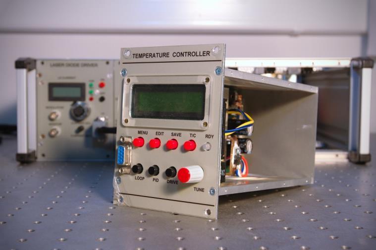 komunikaci s počítačem po sběrnici CAN [15]. Blokové schéma teplotního kontroleru je na obr. 2.11 a fotografie je na obr. 2.12. obr. 2.11 Blokové schéma teplotního kontroleru. obr. 2.12 Teplotní kontroler.