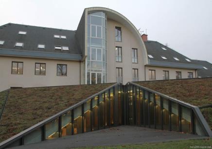 KCEV Krtek Krkonošské centrum environmentálního vzdělávání Krtek při Správě KRNAP ve Vrchlabí bylo otevřeno na začátku roku 2014. Autorem stavby je architekt Petr Hájek.