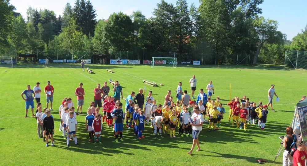 Sport Fotbalový turnaj V sobotu 25.6.2017 proběhl v Roztokách u Jilemnice fotbalový turnaj starších i mladších přípravek. Turnaje se účastnilo 12 družstev.