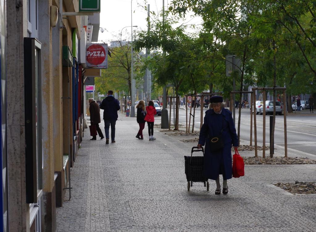 POVRCH A KVALITA CHODNÍKŮ Obava z pádu, kluzký povrch, velké louže Letenská pláň nad podzemním