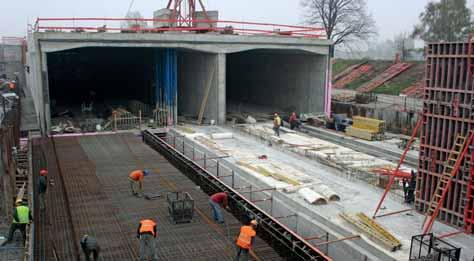 štěrkových podsypů doplněných geomřížemi, v nejnepříznivějších případech byla konstrukce uložena na systém betonových pilot vyvrtaných až na únosné skalní podloží.