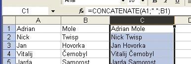 Nevystačíte již s funkcí v hlavní nabídce Excelu, bude třeba použít vzorce. 2Označte buňku ve stejném řádku, v němž jsou dvě jména, která budete spojovat, a v poli pro zadání hodnoty napište znak =.