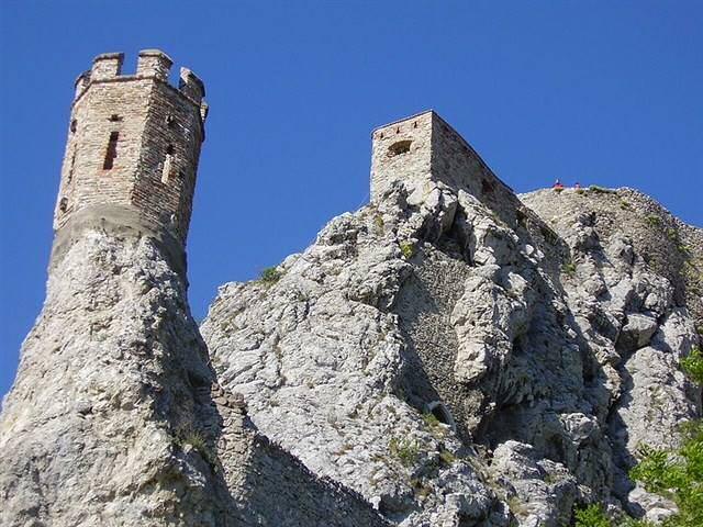 Rôzne rozostavené hradby a krásna história. Pani sprievodkyňa nám rozprávala celú históriu hradu.