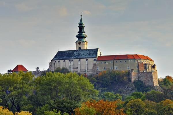 Na návšteve v Nitre Dňa 24.10.2014 sme sa my, siedme triedy zúčastnili na exkurzií v Nitre. Ako prvé sme vyšli do kostola sv. Petra a Pavla kde sme stretli našu milú a zábavnú pani sprievodkyňu.