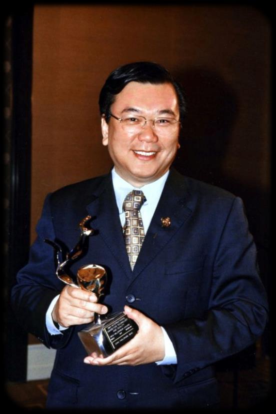 DXN 1993 VZNIK V MALAJSII Lim Siow Jin TECHNOLOGICKÝ INSTITUT 1997 Ph.D. CELOSTNÍ MEDICÍNY 2002 Dr.