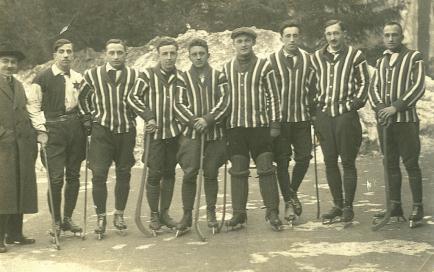 90 rokov ľadového hokeja v Košiciach 1921-2011 História slovenského hokeja sa začala písať v Košiciach. Zásluhu majú na tom vojaci z Čiech, ktorí slúžili v miestnej posádke.