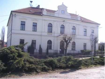 cz Obrázek 8 Škola v Zápech Fotografie školy v Zápech, okres Praha východ, kterou pomáhal vybudovat Josef