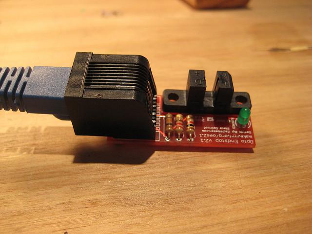 Obr. 2.7: Optický senzor používaný pro RepRap tiskárny, převzato z [1] Obr. 2.8: Schéma mechanického senzoru, převzato z [1] 2.2.4 Vytápění podložky a hot endu Řízení teploty pro podložku a hot end extruderu obstarávají dva výkonové MOS- FET tranzistory pomocí pulzně šířkové modulace (PWM).