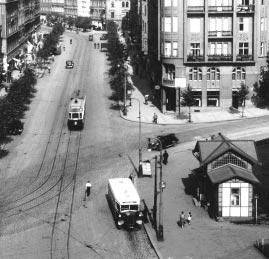 Bez tïchto staveb se VyhlÌdkov tramvaj na odstavnè koleji p ed Ëek rnou na JosefskÈm n mïstì v roce 1913.