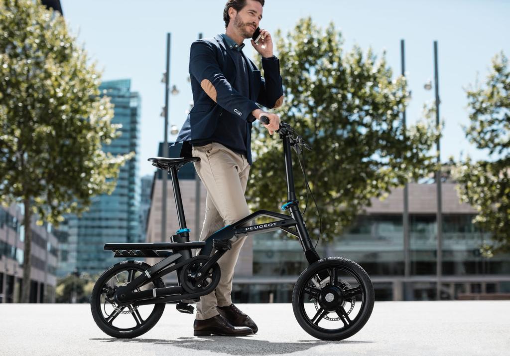 MOBILITA VYJADRENIE VÁŠHO POHYBU. Objavte iný spôsob prepravy s e-bike, prvým skladacím bicyklom PEUGEOT na elektrický pohon, ktorý sa ľahko a okamžite prispôsobí všetkým vašim potrebám mobility.