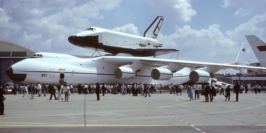 3.3.1. Eněrgija-Buran Sovětskou odpovědí na americký Space Shuttle byl projekt raketoplánu Buran. Oba stroje se značně podobaly. Space Shuttle byl totiž pro Sověty velkou inspirací.