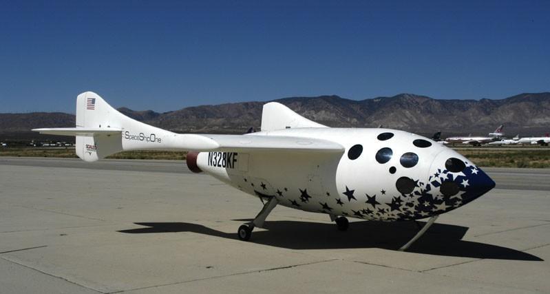 SpaceShipOne uskutečnil první soukromý pilotovaný let suborbitálního raketoplánu, a to v roce 2004. Téhož roku vyhrála společnost Scaled Composites 10 mil USD v soutěži Ansari X Prize.