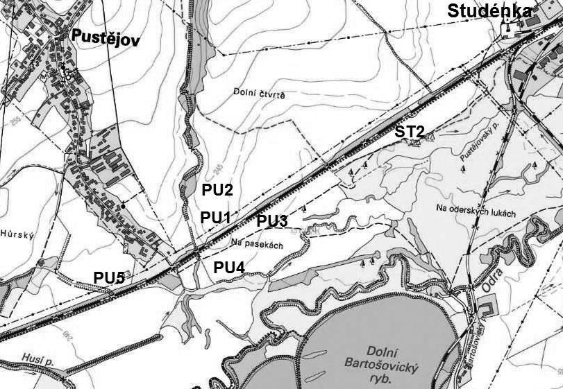 Přehled výzkumů 55-1, Brno 2014 Lokalita,,Hůrský ( obr. 9 PU5) Nejrozlehlejší nově objevené sídliště je vzdáleno 240 metrů jihozápadním směrem od spodního konce zástavby obce Pustějov.