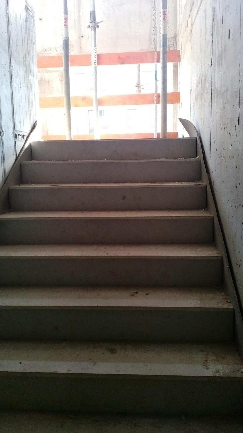 Obr. č. 7 Rameno schodiště. Kročejová izolace mezi ramenem a stěnou Dalším relativně novým pojmem pro mě byla startovací výztuž.