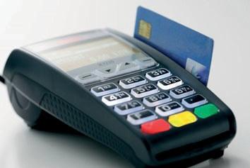 5.1 Prodej (Postup při platbě čipovou, magnetickou a bezkontaktní kartou) Transakce Prodej je základní operací, jež slouží jako podklad pro zúčtování částky transakce na vrub účtu zákazníka (držitele