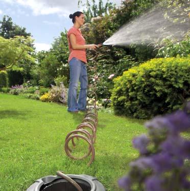 zalévací tyč, sprchu, zavlažovač, zahradní sprchu nebo zavlažovací systém Micro-Drip připojíte pomocí rychlospojky do vodní zásuvky a odebíráte vodu.