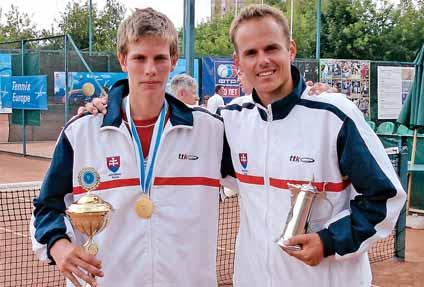 , Škamlová so zlatom S Pohárom národov tréner SEKÁČ, s trofejou za dvojhru HORANSKÝ Zlaté duo JUHÁSZOVÁ a ŠKAMLOVÁ malo stretnutie Juhászovej s neskoršou finalistkou Lejkinovou.