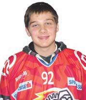 stran 7 Mladi Kranjčan v rdečem dresu Anže Kuralt je hokejsko pot začel pri kranjskem Triglavu, v lanski sezoni je igral v mladi ekipi Salzburga, letos pa je sprejel povabilo iz kluba državnih