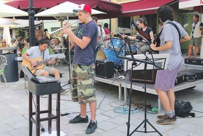 stran 11 kranjski glas Časopis Mestne občine Kranj Avgust 2010, številka 8 Čakali, a niso dočakali Letošnji Festival Carniola, ki se je v Kranju začel minuli konec tedna in bo trajal do zadnje