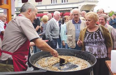 Tudi lupljenje in rezanje praženega krompirja potrebujeta veliko potrpežljivosti, pri čemer so se izkazali aktualni kranjski občinski svetniki,