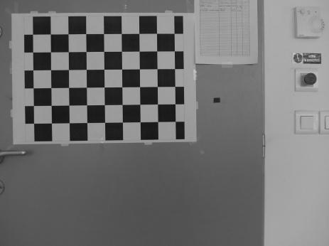 že plocha s tímto vzorem je umístěna ve vzdálenosti Z=0 s osami X a Y spojenými s mřížkou šachovnice. V tomto případě proces kalibrace spočívá ve snímání šachovnicového vzoru aparátem z různých směrů.