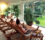 Saunový park: finská sauna, parní lázeň s bazénkem, aromatická parní lázeň, aroma kabina, zážitkové sprchy, infra sauna.