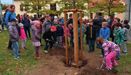 Zvláštní poděkování patří paní Haně Portové, majitelce slévárny ALFE Brno, která městu věnovala pamětní desku, a panu Josefu Kulovi, který daroval lípu.