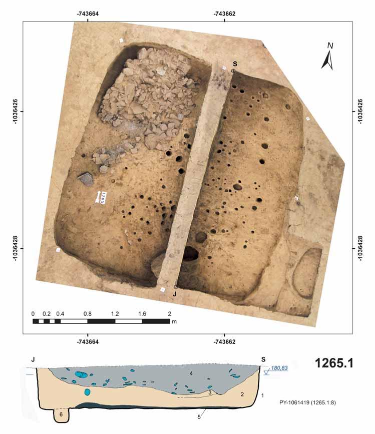 Obr. 4a. Roztoky u Prahy, okr. Praha-západ. Fotoplán a profil objektu 1265.1. Popis vrstev v profilu: 1 žlutohnědý písčitý sediment (podloží); 2 světlejší hnědošedá vrstva (tzv.