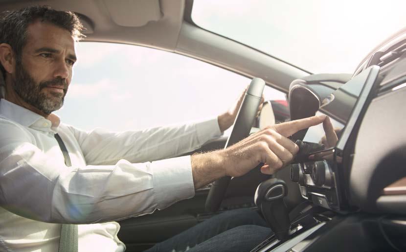 Informační a zábavní audiosystém Honda CONNECT* se 7" dotykovou obrazovkou je umístěn uprostřed přístrojové desky, umožňuje snadné propojení s chytrým telefonem a přístup k aplikacím, kontaktům,