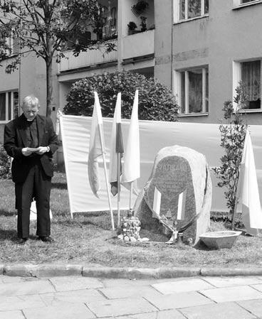 ALPAROLO OKAZE DE BENO KAJ ASPERGO DE LA MEMORŜTONO VATIKANO 2 omaĝe al la papo Johano Paŭlo la Dua en Malbork la 3-an de aŭgusto 2009 Estimataj partoprenantoj de la inaŭguro de Esperanto-memorŝtono