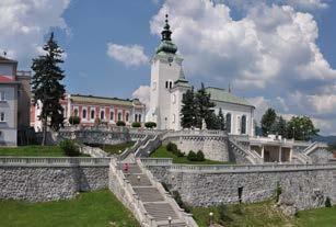 výlety V tesnej blízkosti penziónu sú turistické chodníky pre nenáročných, len 2 km príjemnou prechádzkou je dostupná rezervácia ľudovej architektúry VLKOLÍNEC, 5 km je vzdialený