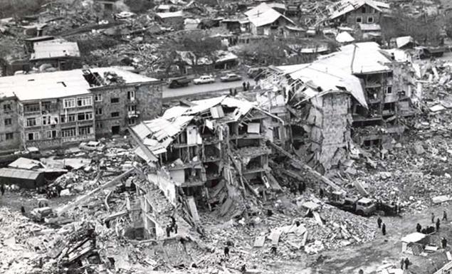 Humanitární telemedicína Mezník: Zemětřesení v arménii 1988 satelitní telemost mezi Jerevanem a USA Online konzultace a videokonference (např.