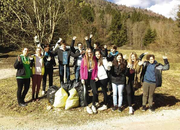 V razmislek Na kupu so prevladovale rumene vreče, napolnjene s pločevinkami (predvsem piva in energijskih pijač), lončki 'coffe to go', plastenkami in drugo embalažo.