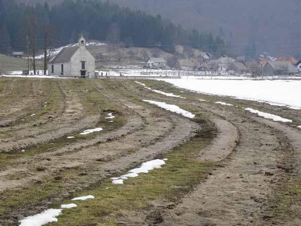 Dolge dneve in noči preživlja pred televizijo, ob kozarčku preveč, obujanju spominov na srečnejše čase, posedanju pred oknom in vohunjenju za sosedi.