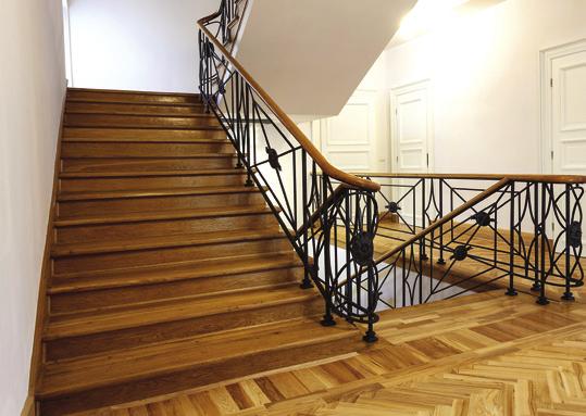 Podlahy, schody, nábytok vo vnútri aj vonku Na povrchovú úpravu schodísk, zábradlí, stolových dosiek a iných výrobkov z dreva je dôležitým aspektom mechanická a chemická