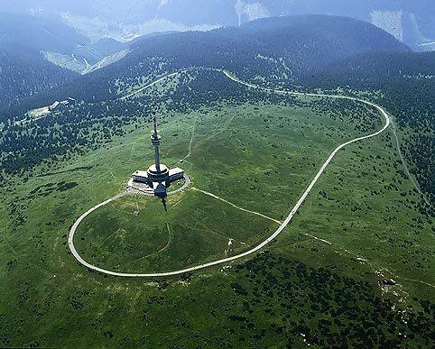 Lysou horu či Vysoké Tatry. Horní plošina rozhledny, respektive vysílače je nejvyšším bodem České republiky. Na místě byla původně kamenná rozhledna s ubytováním a restaurací.