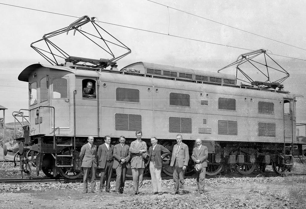 Historický úvod V roce 1925 ČSD postupně objednaly pro elektrizaci pražských nádraží celkem 18 elektrických lokomotiv pro osobní a nákladní vlaky i